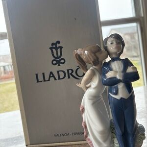 Retired “Let’s Make Up” - Lladró Porcelain Figurine